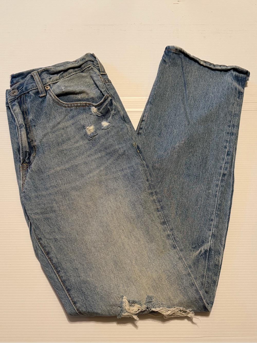 Aeropostale Men’s Light Wash Ripped Straight Jeans